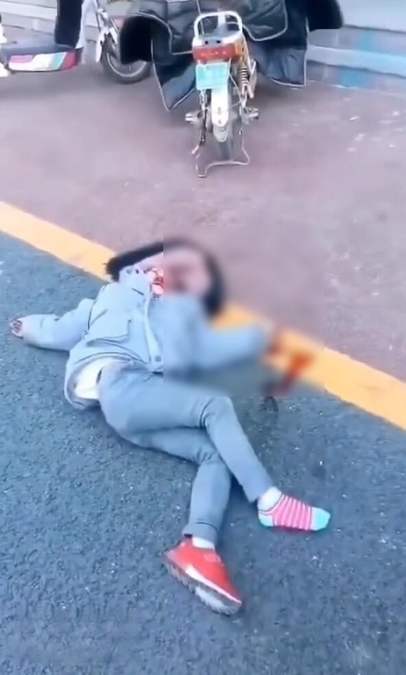 宿迁某小学7岁女生从四楼坠落，地上有血