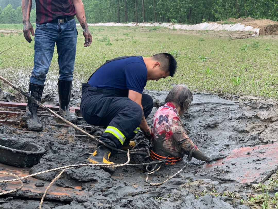 独居老人深陷泥潭超80小时