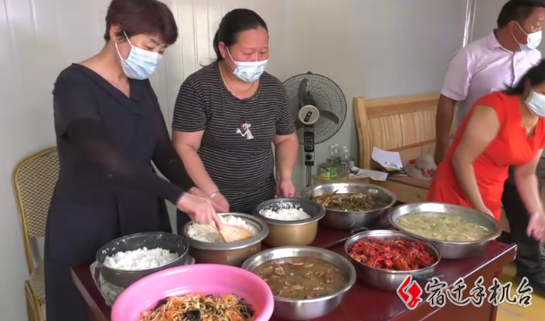 疫情不退 送饭不止！ 泗洪三位大姐用饭菜诠释爱
