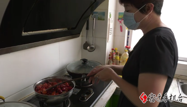 疫情不退 送饭不止！ 泗洪三位大姐用饭菜诠释爱