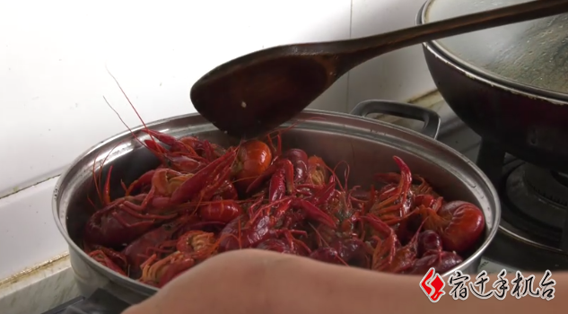 疫情不退 送饭不止！ 泗洪三位大姐用饭菜诠释爱