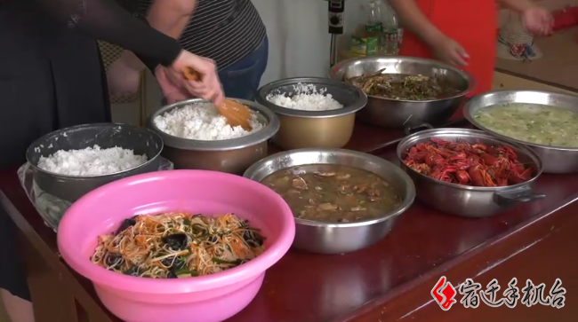 疫情不退 送饭不止！ 泗洪三位大姐用饭菜诠释爱