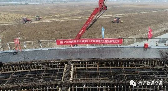 大干奋战丨宿连高速公路顺河枢纽首联支架现浇梁浇筑完成\n\n