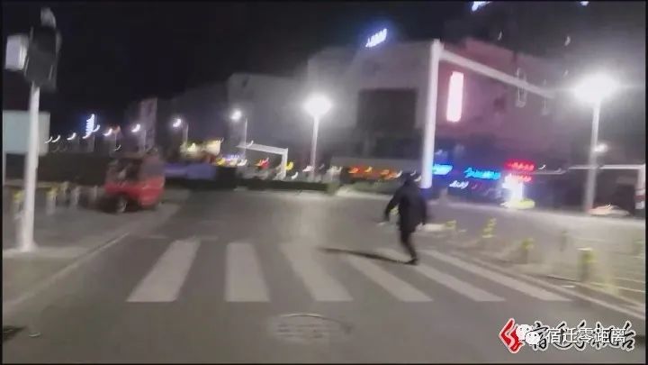 凌晨2点，宿迁楚街附近3名小伙形迹可疑…