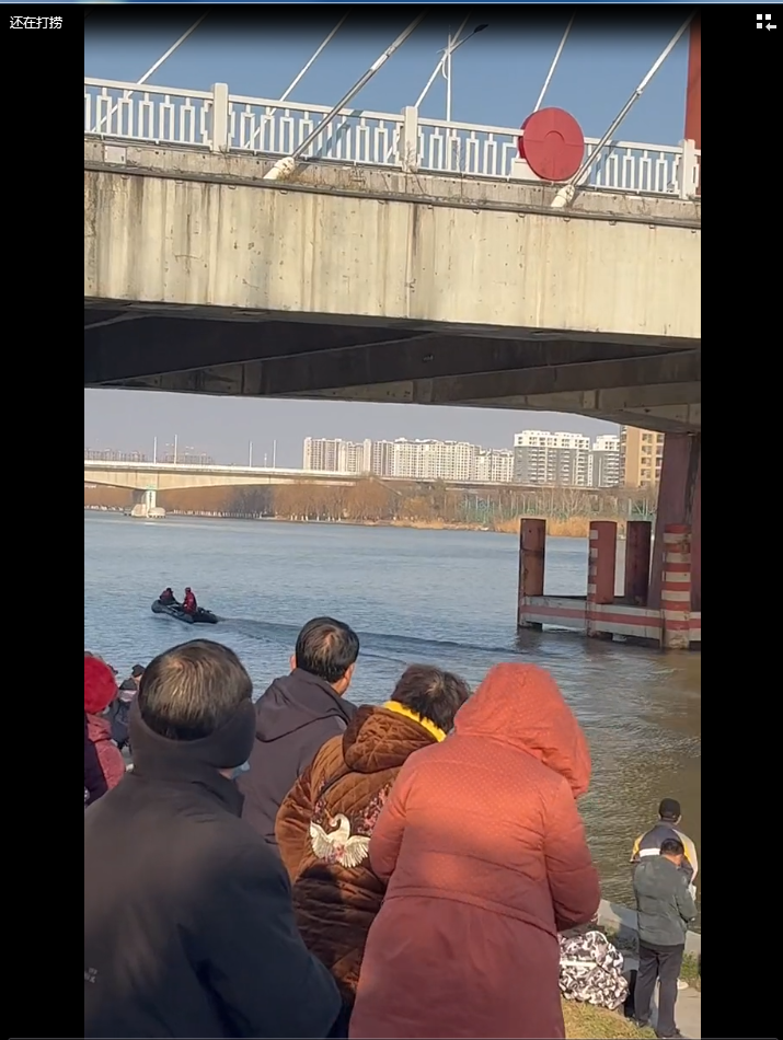 运河桥有人跳河，蓝天救援队打捞近3天仍没有找到，据传跳河者是中学教师