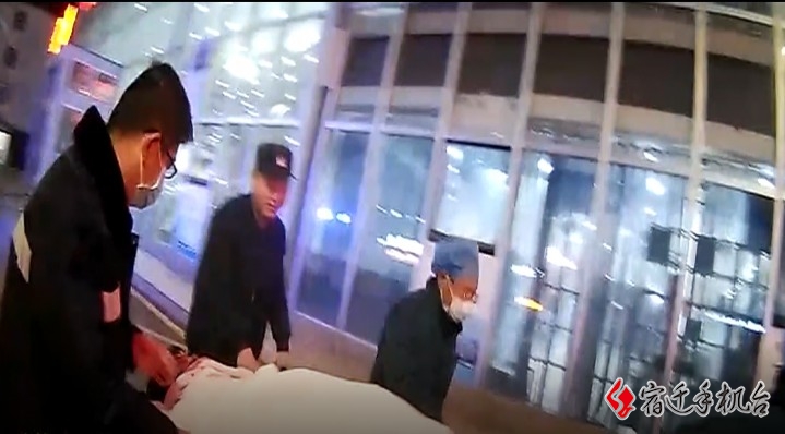 泗阳一年轻男子酒后不慎落水，民警冒着严寒救人！