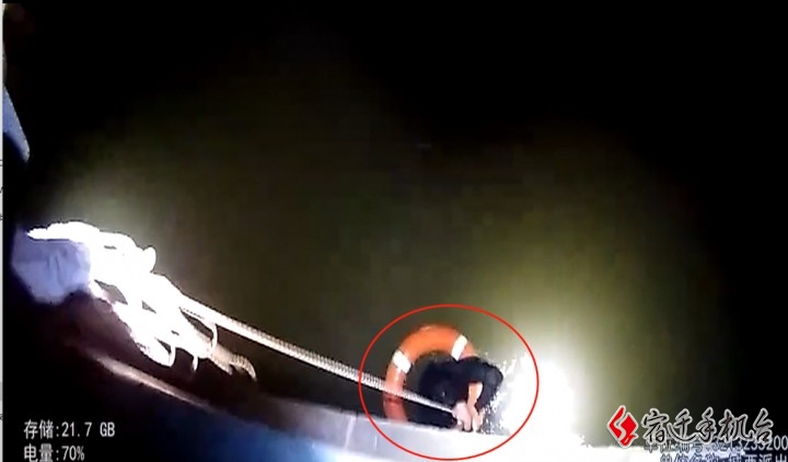 泗阳一年轻男子酒后不慎落水，民警冒着严寒救人！