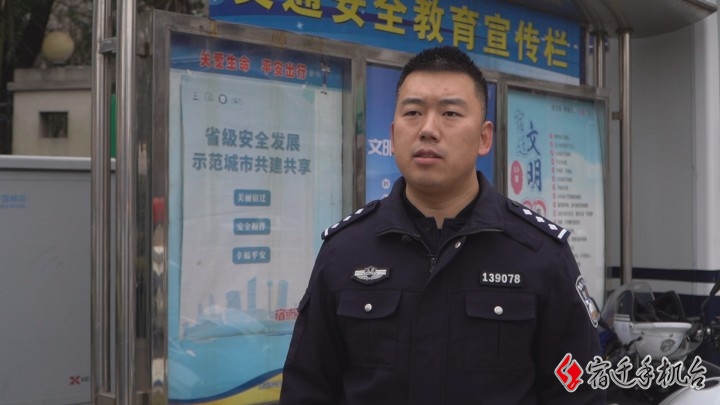 惊险！男子导航错过匝道 猛打方向撞上护栏