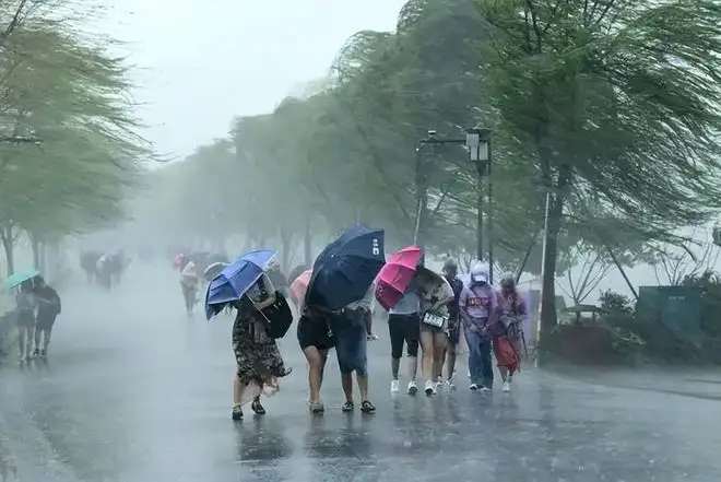 【晚八点红包】暴雨来了！说说这种恶劣天气对你的工作有影响吗？回复有机会获8.88元红包 ... ... ... ... . ...