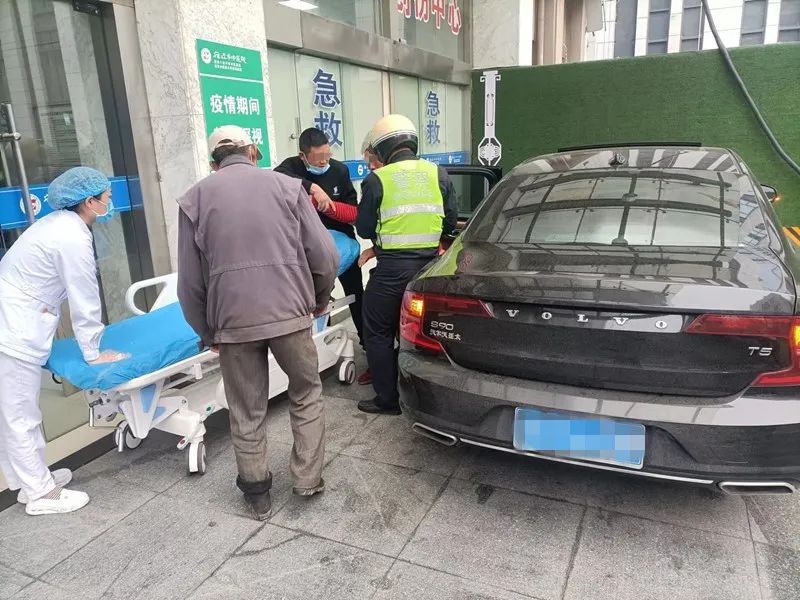 暖心交警，冬日温情！