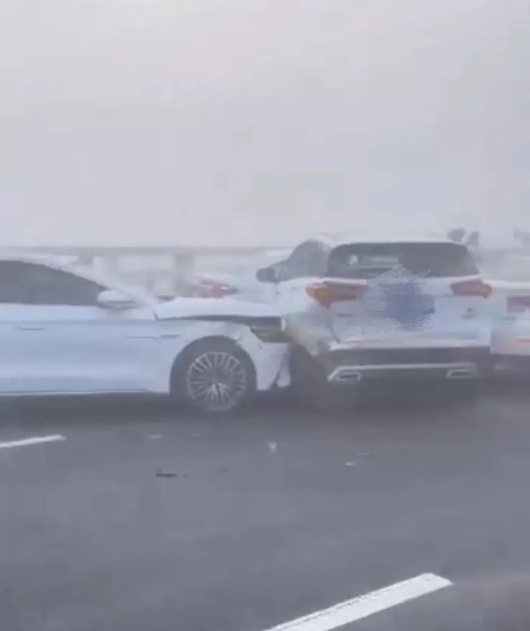 突发！一地多车连环相撞，有车直接叠了起来