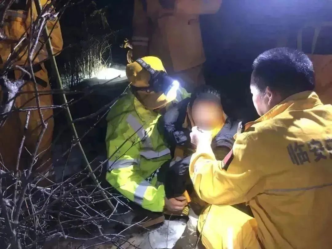 母子跨年赏雪被困山顶，找到时孩子已失温…