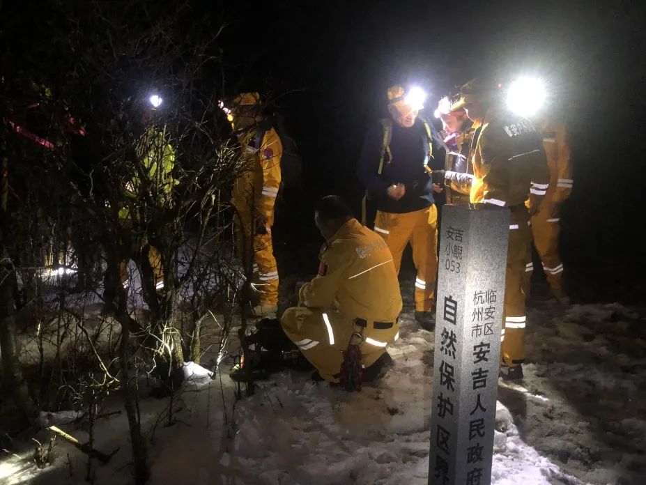 母子跨年赏雪被困山顶，找到时孩子已失温…