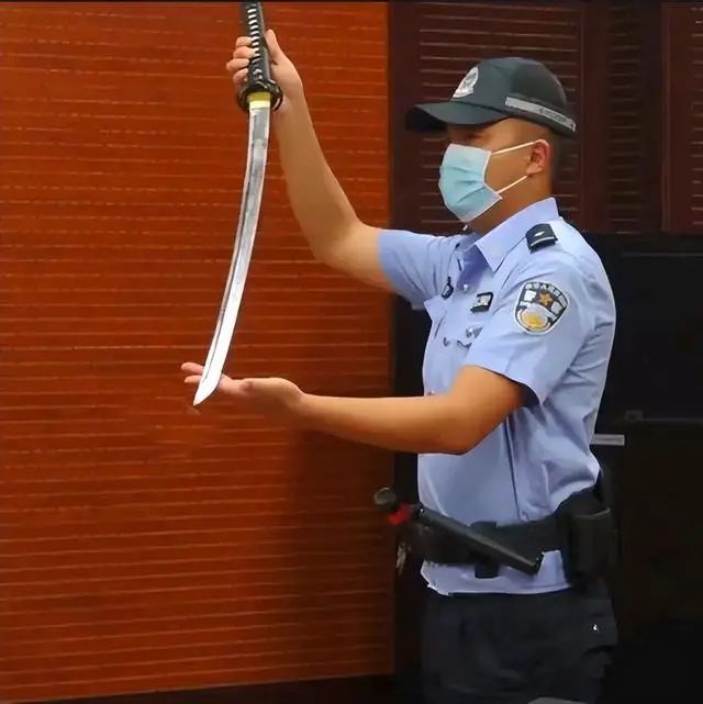 男子用武士刀教育13岁儿子，意外刺死