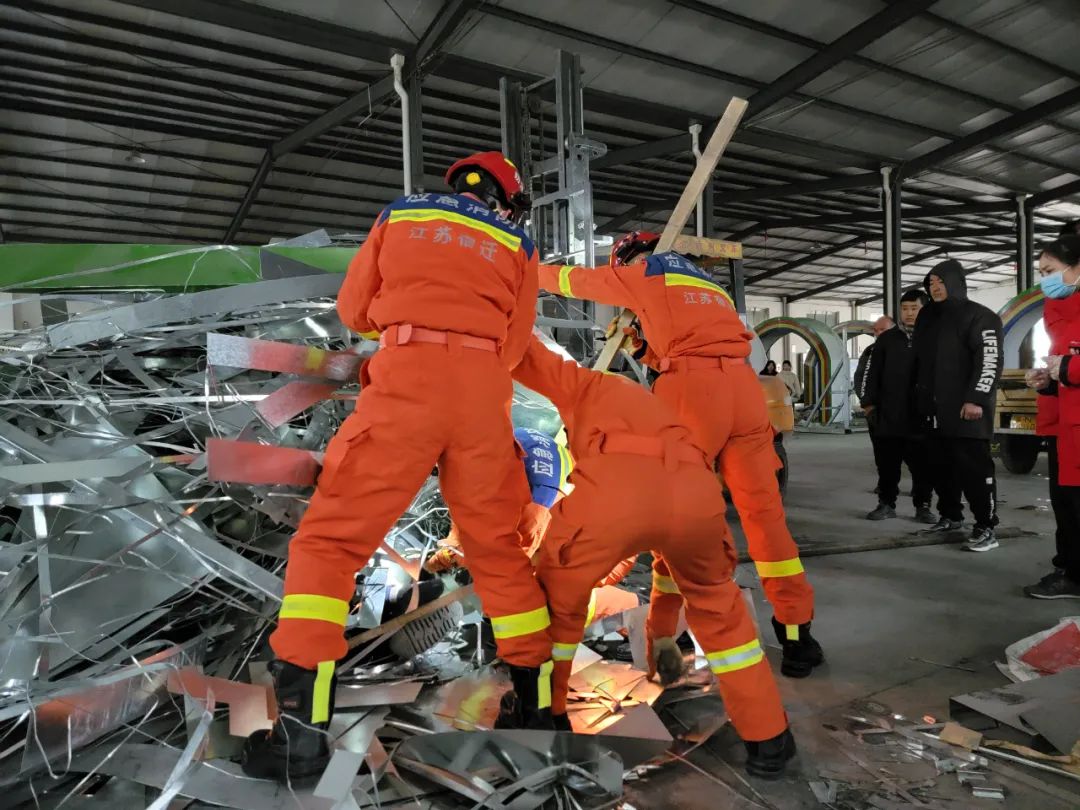 危急！工人被2米高铁皮埋压，宿迁消防火速营救