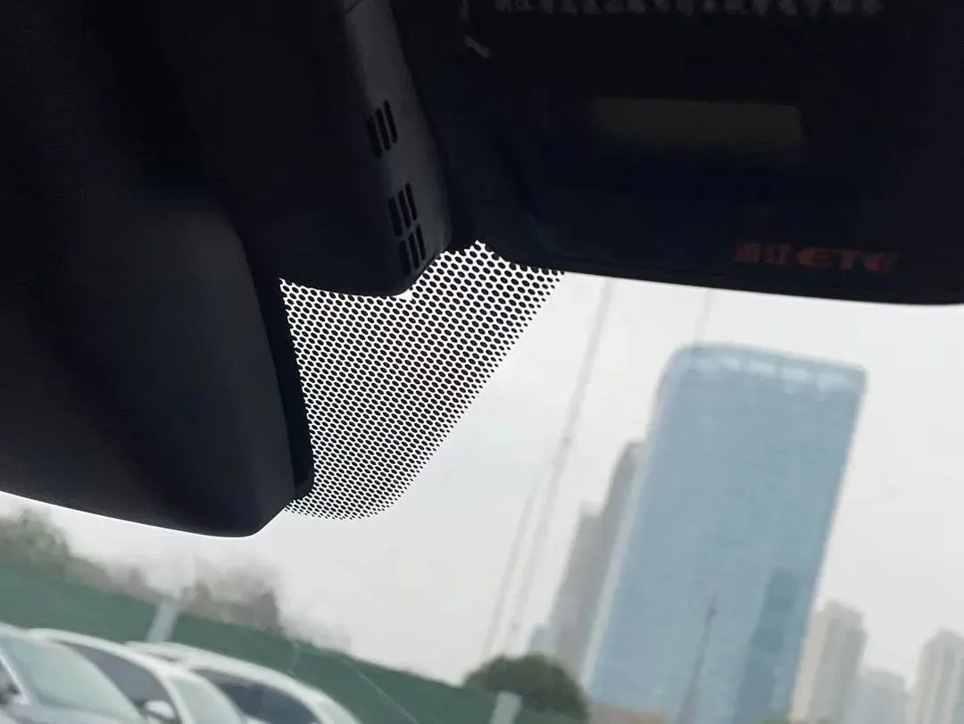 车窗玻璃上的小黑点有什么作用？