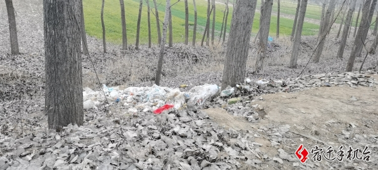 市民爆料：古黄河边 多处建筑垃圾蔓延十几里路