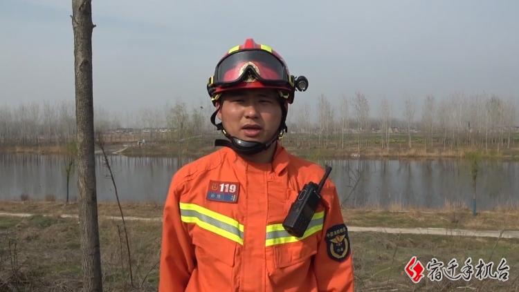 “专业”遇到意外：水质探测员深陷泥潭 消防紧急救援
