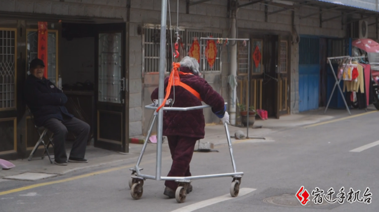 暖！沭阳三姐弟自制健步车帮偏瘫母亲康复 街坊邻居很羡慕