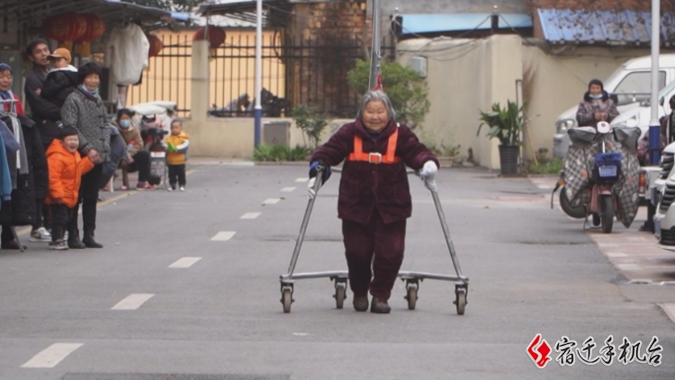 暖！沭阳三姐弟自制健步车帮偏瘫母亲康复 街坊邻居很羡慕