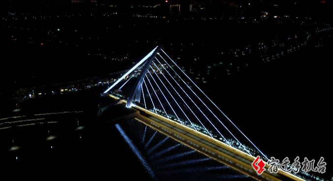 夜景鸿运桥流光溢彩 游客激增请注意安全