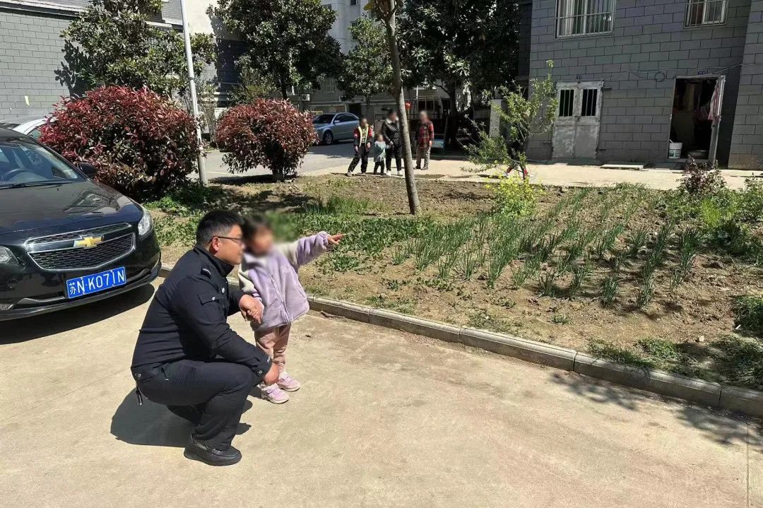 泗洪3岁女孩走失 辅警沿街挨家挨户询问欲送其回家