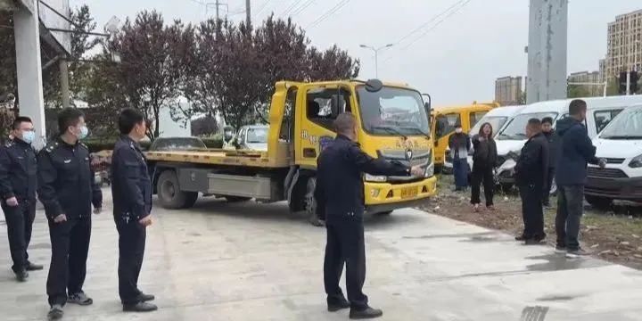沭阳公共停车位清理出12辆僵尸车！