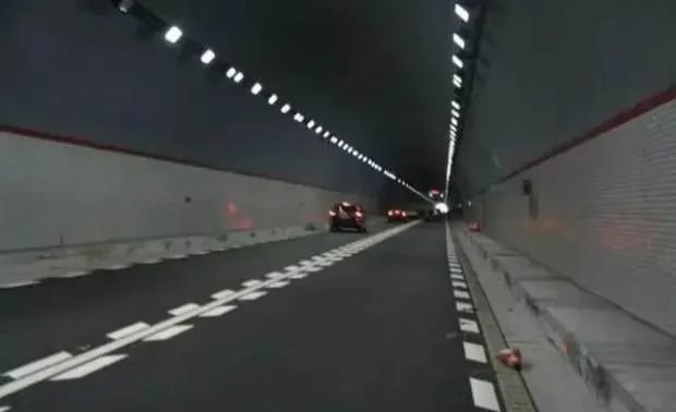 保命！汽车在隧道内自燃失火怎么逃生？