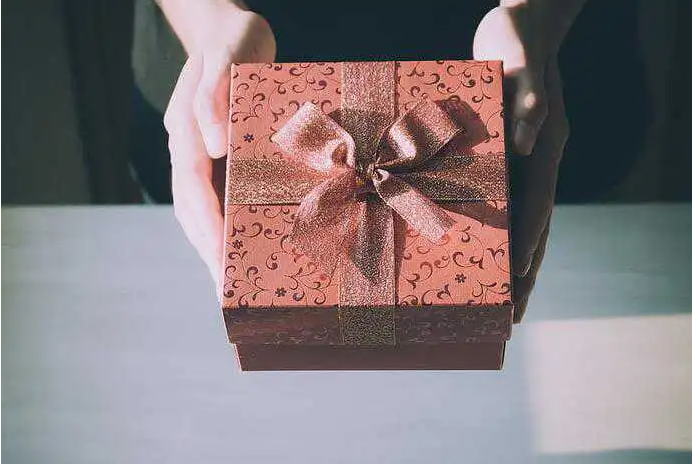 【晚八点红包】你收到过的印象最深的礼物是什么？回复即有机会获得8.88红包哦 ... ...
