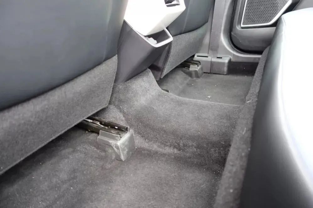 为什么汽车后排地板会有凸起？有凸起更安全吗？